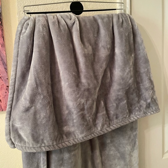 Better Homes And Gardens Soft Gray throw blanket pre-owned - Picture 11 of 15